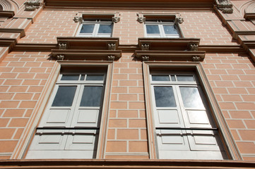 Obraz premium neocolonial facade of a historical building with big windows in a antizenital angle