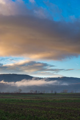 Landschaftsidyll mit farbigem Himmel und Nebel