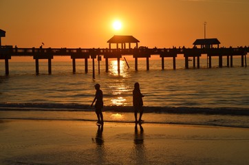 Fototapeta na wymiar Beach silhouettes 