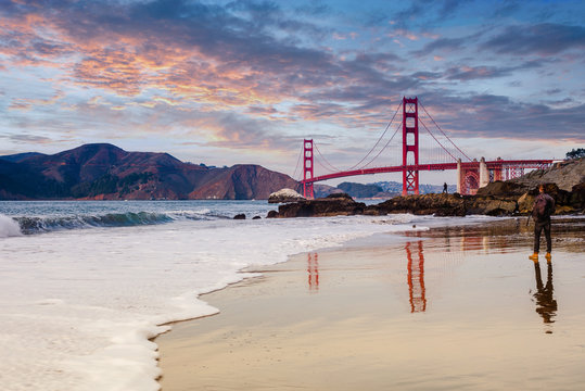 Beau jeune homme visitant San Francisco