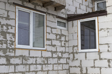 Glazing installed in a wall of foam blocks