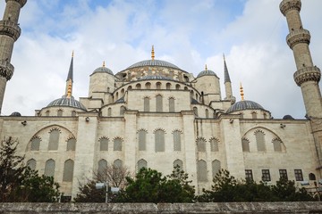 Fototapeta na wymiar Blue Mosque Sultanahmet Camii , Bosporus and asian side skyline, Istanbul, Turkey