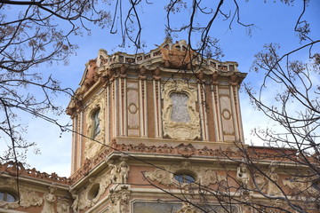Ecktürmchen auf dem Dach des Palacio Marques de dos Aguas vor strahlend blauem Himmel