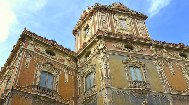 Reich verzierte Fassade des Palacio Marqu&eacute;s de Dos Aguas vor strahlend blauem Himmel