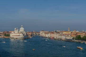 Fototapeta premium landschaft gebaeude und boote in venedig