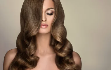 Papier Peint photo autocollant Salon de coiffure Belle fille modèle avec de longs cheveux ondulés et brillants. Femme brune avec une coiffure frisée