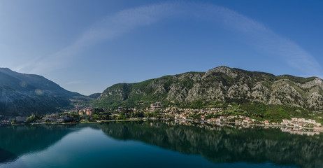 kotor stadt mit spiegelung panorama