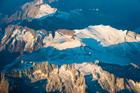 Alpen mit Schnee Luftbild