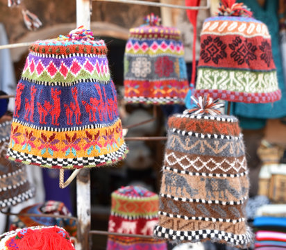 Bonnets péruviens en alpaga au Pérou
