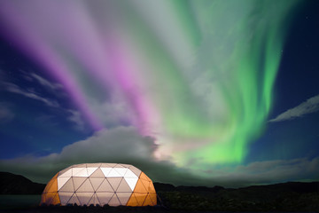 Aurora boreale (northern lights) con tenda illuminata, Groenlandia © Marco Gabbin
