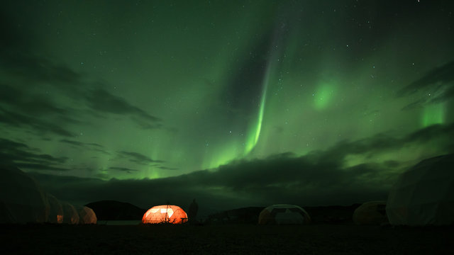 Aurora boreale con tenda illuminata