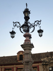 Fototapeta na wymiar Farola Brunnen auf dem Virgen de los Reyes-Platz