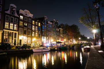 運河の街　アムステルダムの夜景
