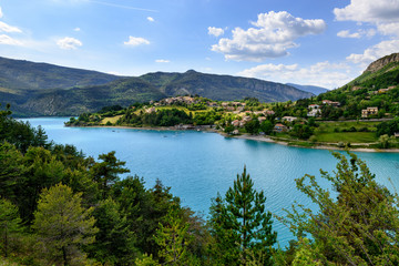 Obraz premium Beautiful small French town on a blue lake