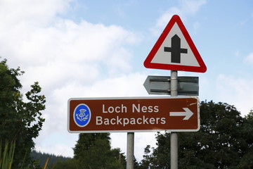 Schild bei Loch Ness mit der Inschrift: 