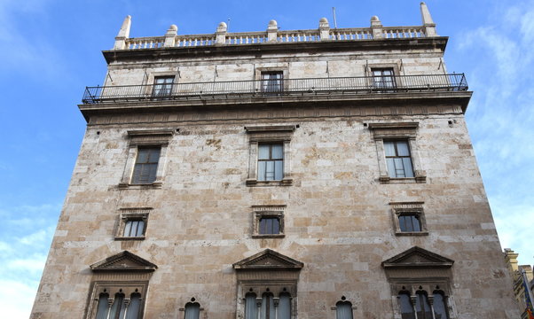 Fassade des Palau de la Generalit&auml;t vor strahlend blauem Himmel