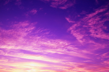 冬雲とマジックアワーの空