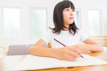 勉強する女の子