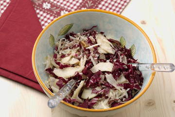 insalata di radicchio, noci, pere e parmigiano in scaglie © M.Botarelli