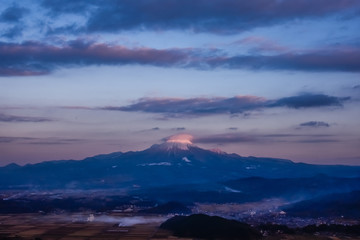 日本、鳥取、冬の大山、伯耆富士の絶景、母塚山にて