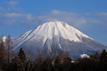 Fototapeta na wymiar 日本、鳥取、冬の大山、伯耆富士の絶景、上野池