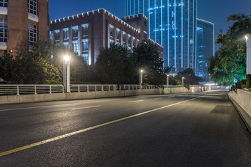 Obraz premium empty asphalt road and modern buildings at night