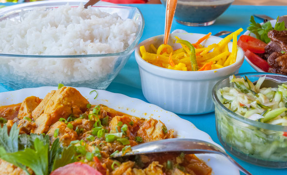  repas cr&eacute;ole, riz, grains, achard, rougail, poisson, viande