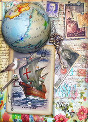 Zeilschip achtergrond, globe en vintage ansichtkaarten met tekeningen, collages, oude postzegels en manuscripten. Reissouvenirs