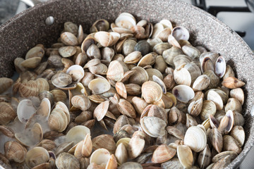 Cooking spaghetti with clams