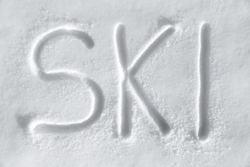 Scritta SKI nella neve