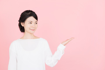 案内をする女性