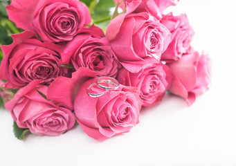 Obraz premium Heiratsantrag mit Rosenstrauss