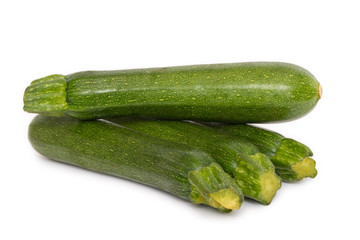 frische Zucchini freigestellt auf weißem Hintergrund