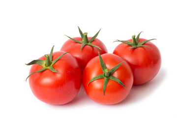 frische rote Tomaten freigestellt auf weißem Hintergrund