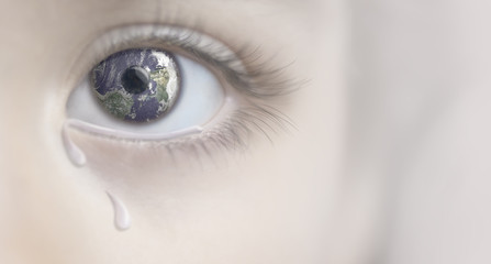 Nahaufnahme von Baby Auge mit Tränen, Konzept von Traurige Zukunft