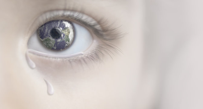 Nahaufnahme von Baby Auge mit Tränen, Konzept von Traurige Zukunft - Powered by Adobe