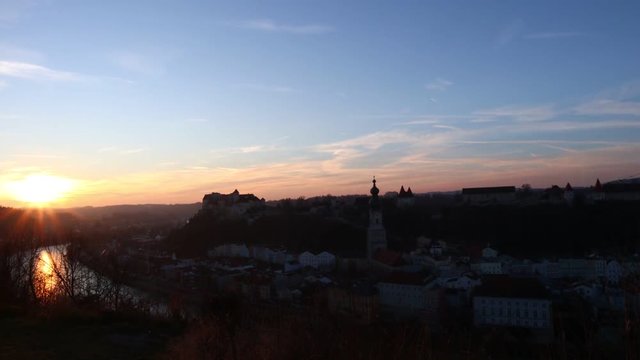 Sonnenuntergang bei der der gr&ouml;&szlig;ten Burg der Welt in Burghausen / Oberbayern