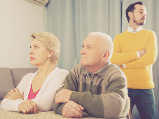 Fototapeta premium Man seriously talking with family