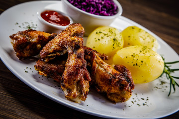 Grilled chicken wings and vegetables