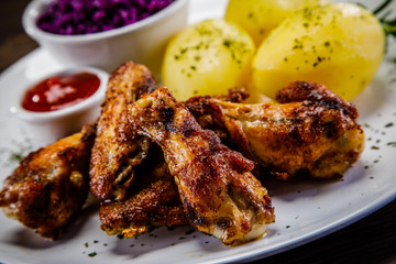 Grilled chicken wings and vegetables