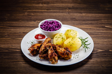 Grilled chicken wings and vegetables