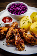 Grilled chicken wings and vegetables