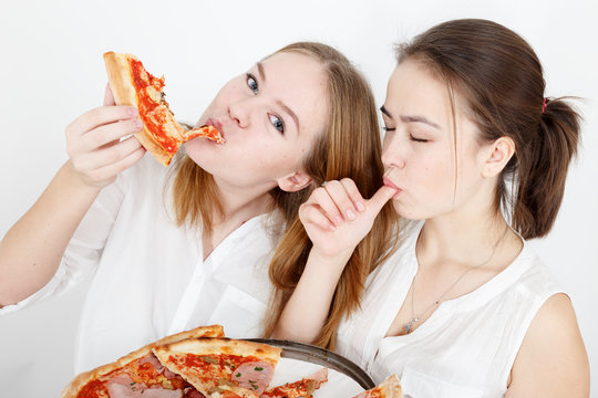 girls eats pizza