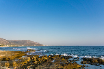 Fototapeta na wymiar Blick auf das wunderschöne blaue Meer und die Berge der Insel Kreta in Griechenland 