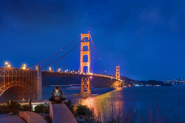 beau jeune homme avec son portable au pied du Golden Gate