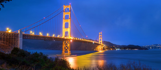 Fototapeta na wymiar au pied du Golden Gate Bridge