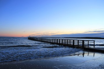 Obraz premium Blick auf die malerische Ostsee mit Seebrücke in der Dämmerung, Schleswig-Holstein, Deutschland 