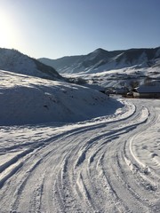 заснеженная извилистая дорога в горах