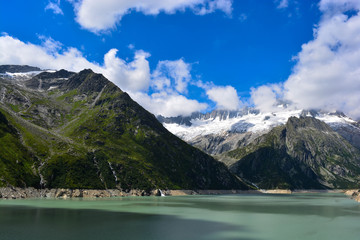 Obraz premium Frühling am Göscheneralpsee