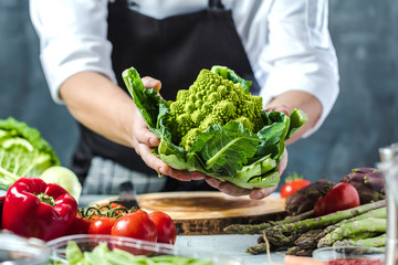 Chefkoch in der Küche mit Frischem Gemüse(Romanesco Kohl)